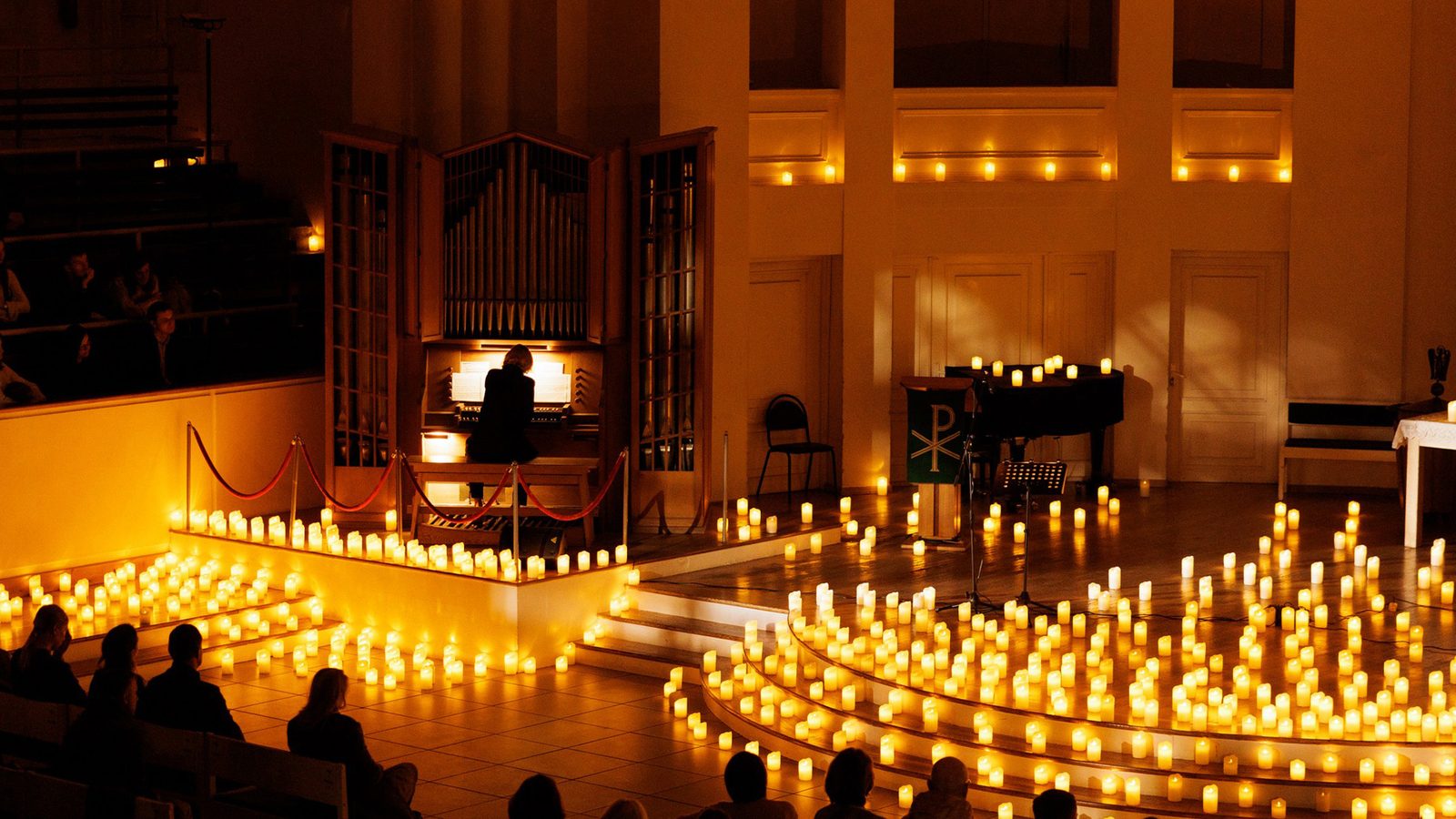 Organ v siyanii sveçey